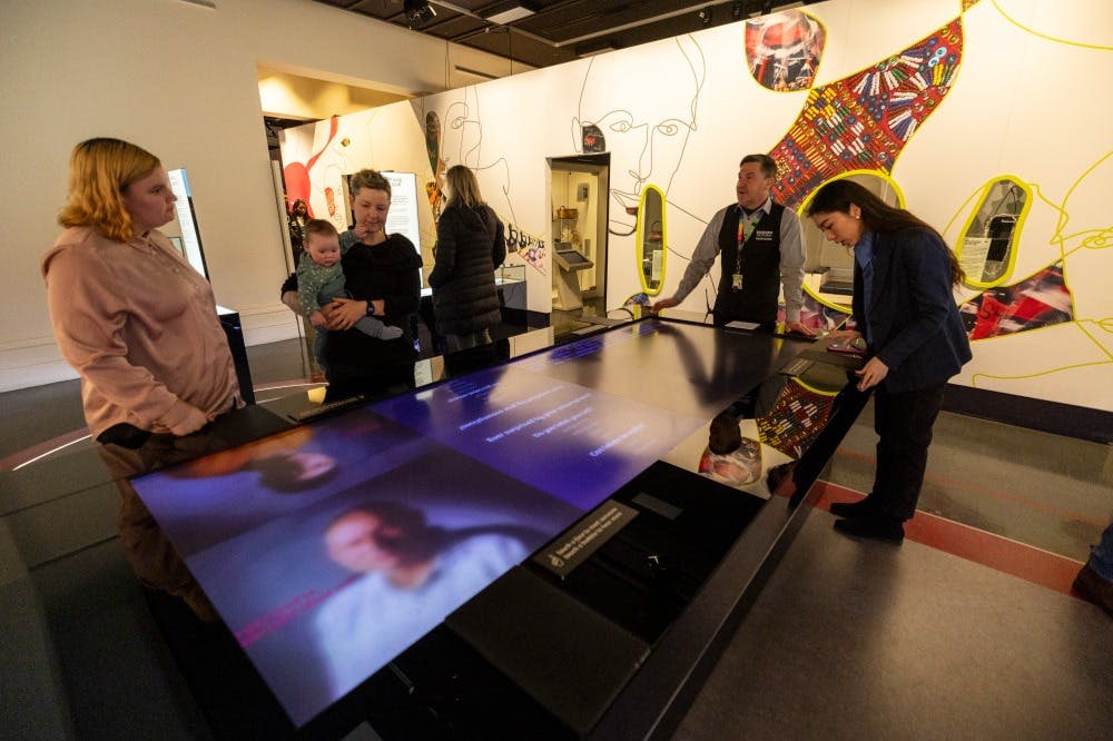 가이드와 함께하는 이민 박물관 하이라이트 투어