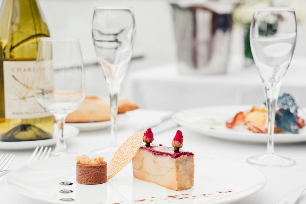 요리 프레젠테이션은 눈길을 끌도록 설계되었습니다.