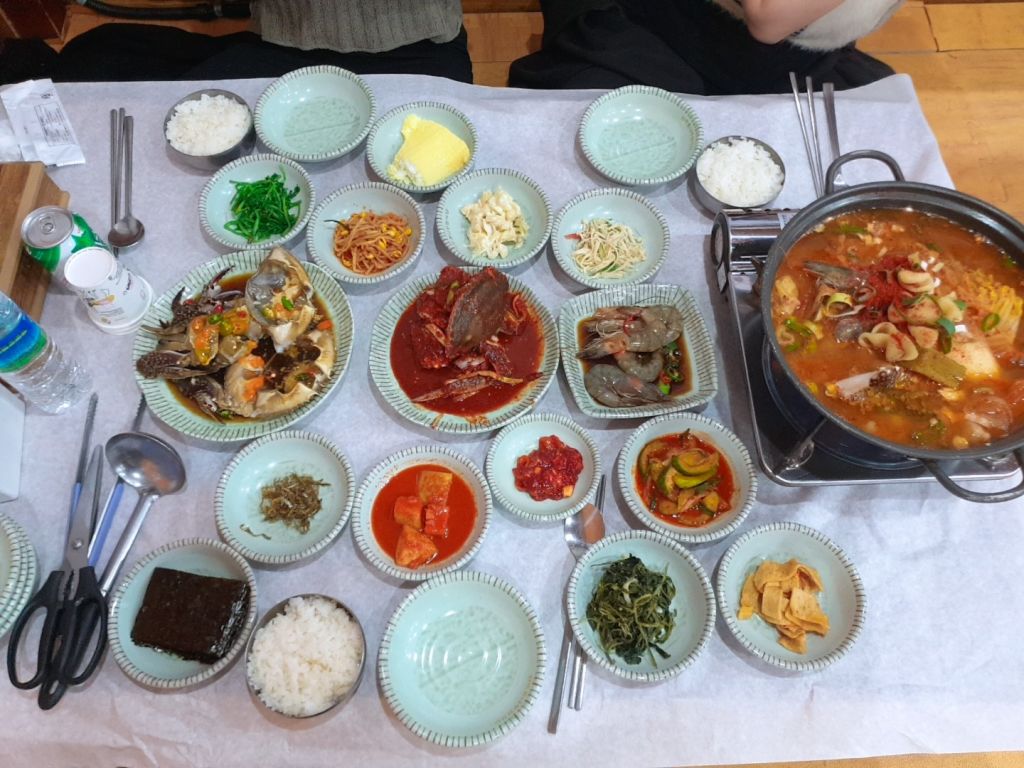 딴뚝 통나무집 식당