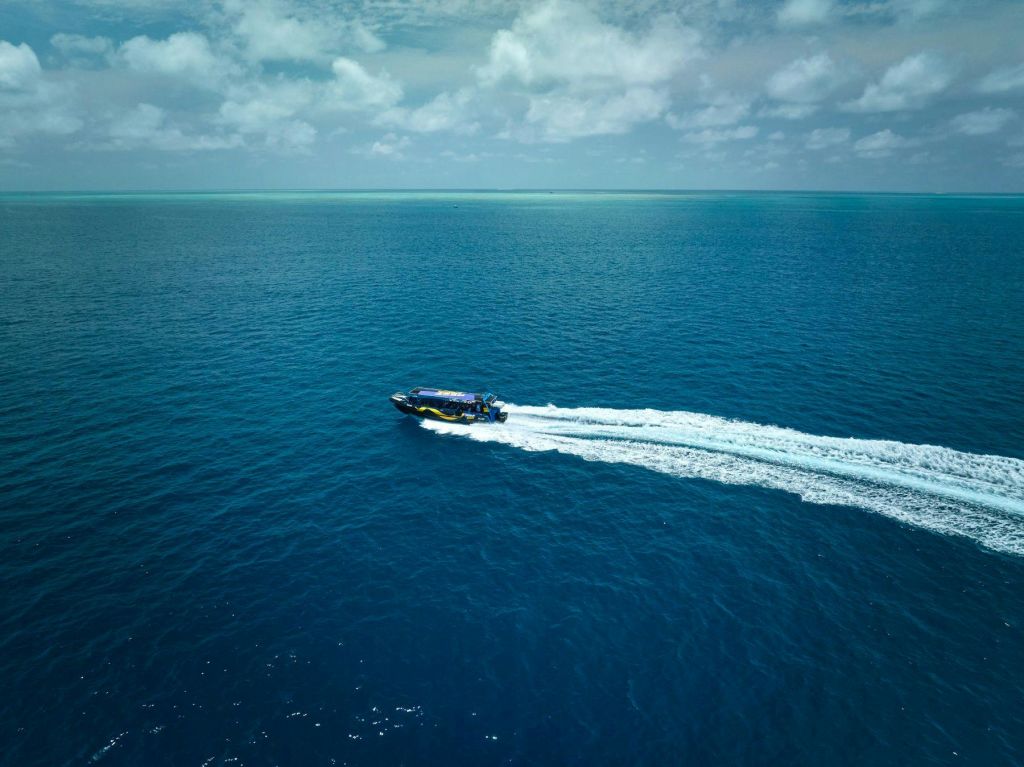 쾌속정은 부분적으로 흐린 하늘 아래 광활하고 푸른 바다를 통과하면서 눈을 뜨게 합니다.