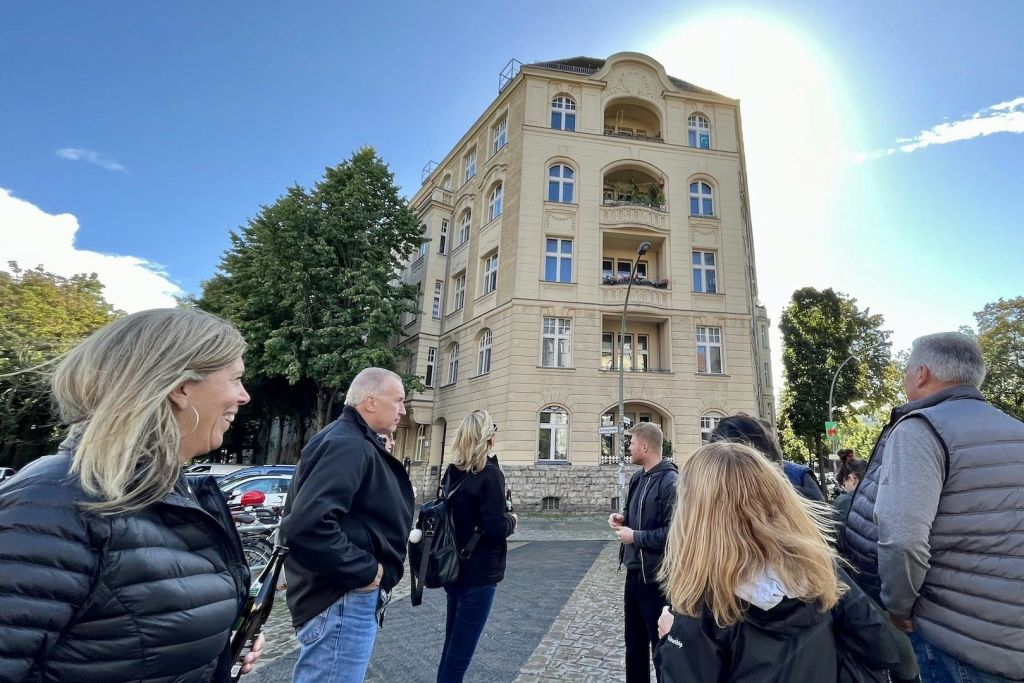 행복한 게스트와 함께 화창한 날 즐기기