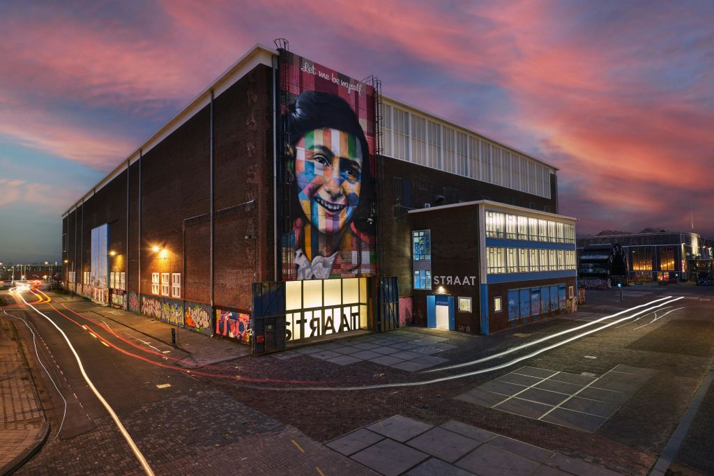 안네 프랑크의 거대한 예술작품이 있는 스트라트 미술관 외부