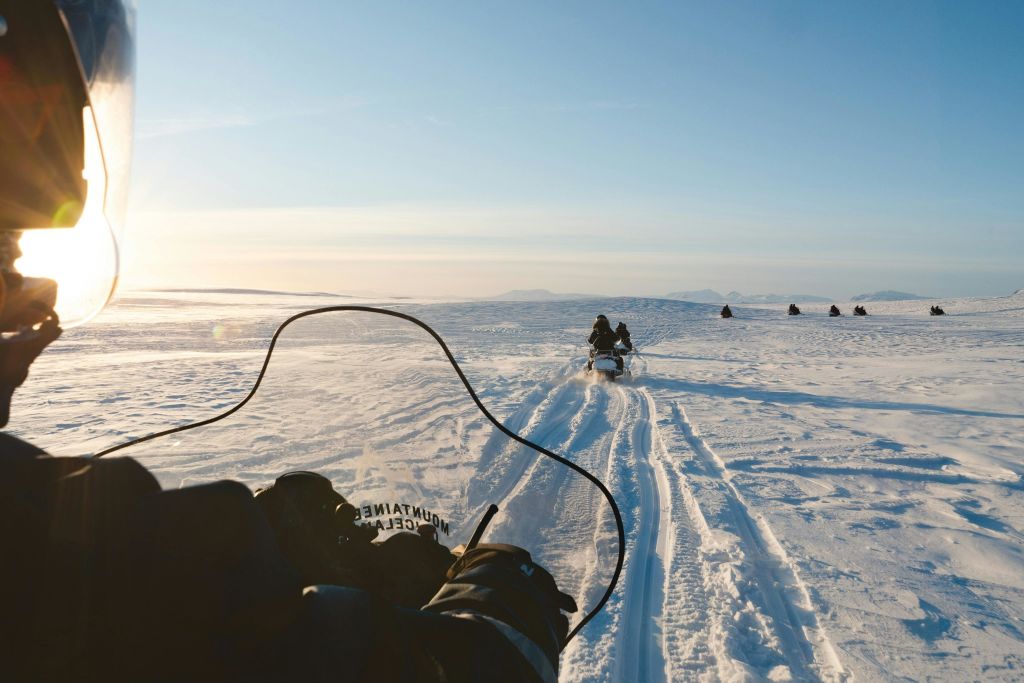 스노모빌을 타고 멋진 전망을 감상할 수 있습니다.