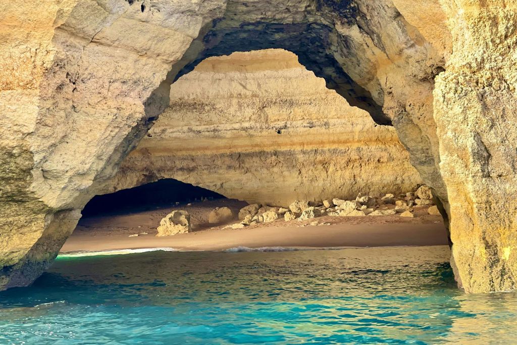 일몰에 즐기는 베나길 동굴 보트 투어 (포르티마오 출발)