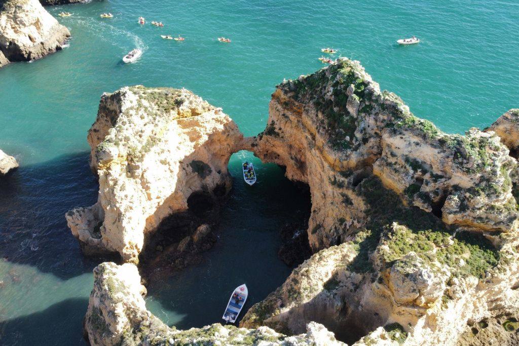 암석 지층을 따라 항해하기