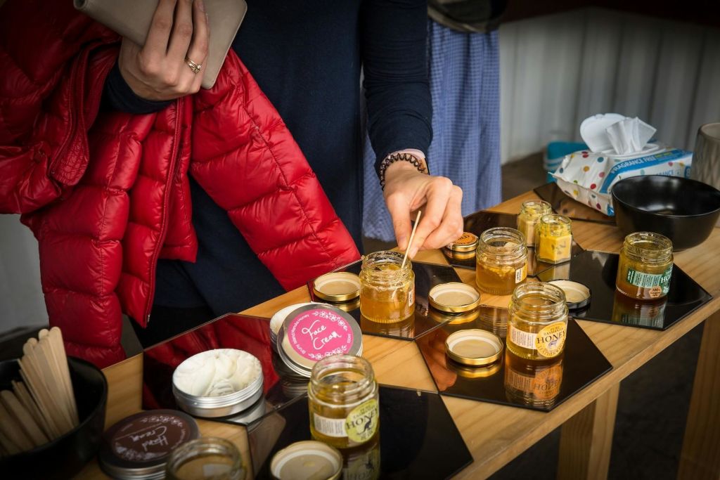 꿀벌을 보고 맛있는 꿀을 맛보세요