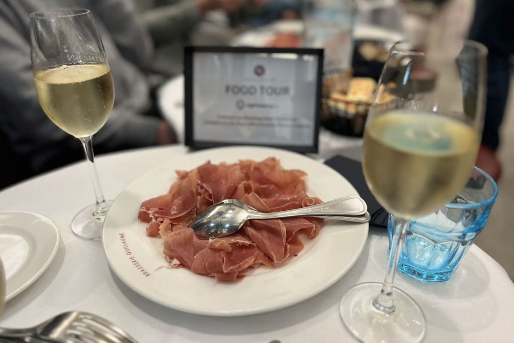 기욤 광장 (Guillaume Square) 에 위치한 브라세리 기욤 (Brasserie Guillaume) 에서 맛있는 음식을 맛보세요.