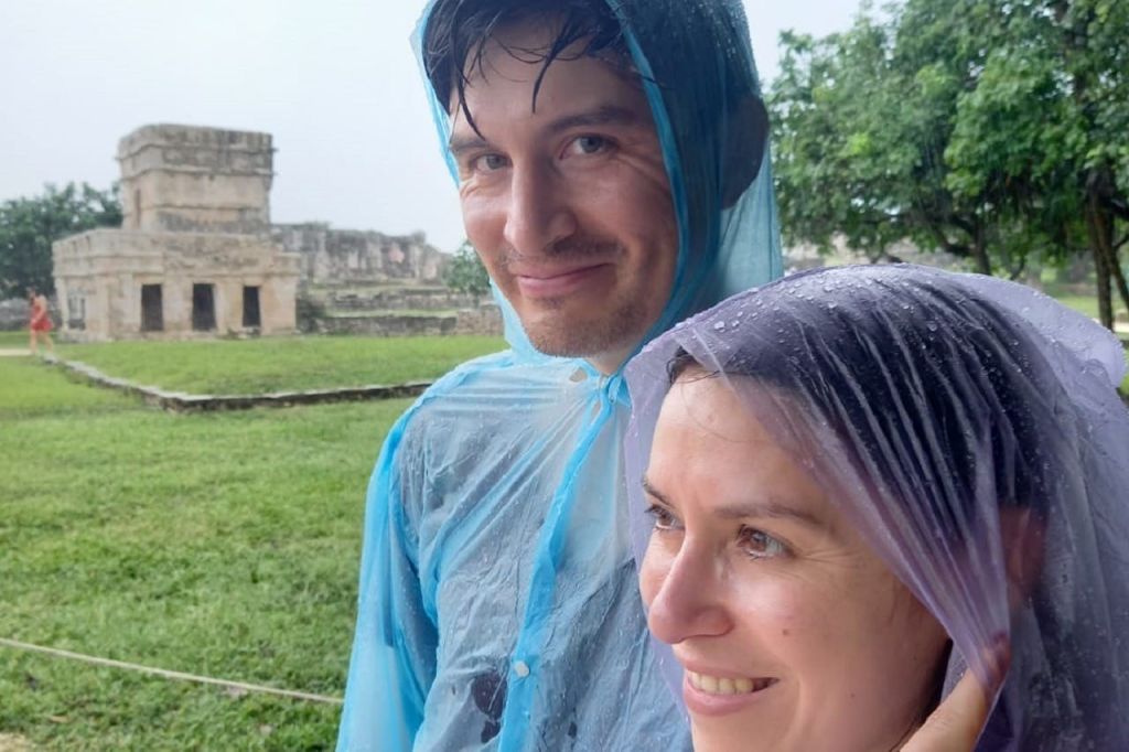 툴룸에서 즐기는 커플 여행