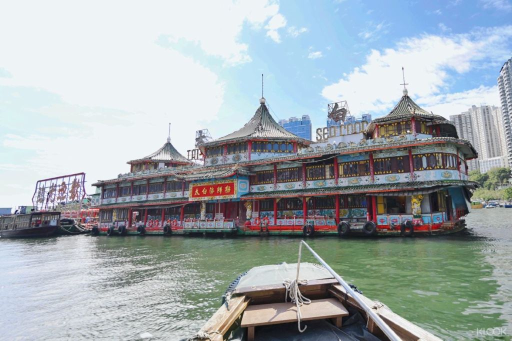 타이팍 플로팅 레스토랑(Tai Pak Floating Restaurant ) 앞에서 멋진 사진 촬영 기회!