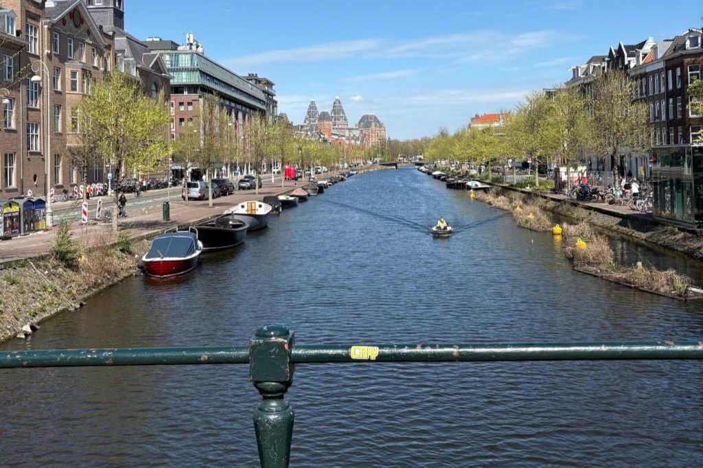 물의 도시에 떠다니는 보트를 즐겨보세요