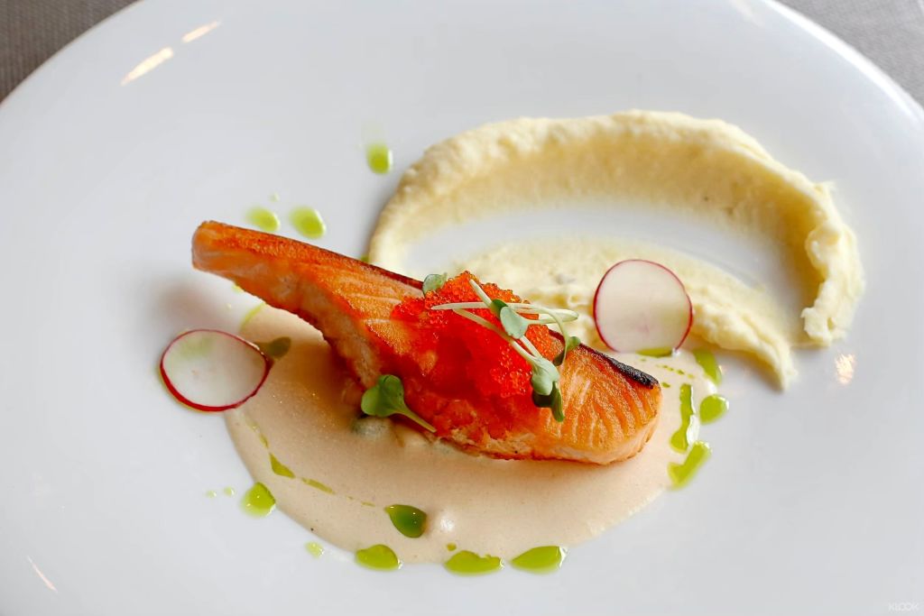 연어 스테이크도 즐겨보세요.