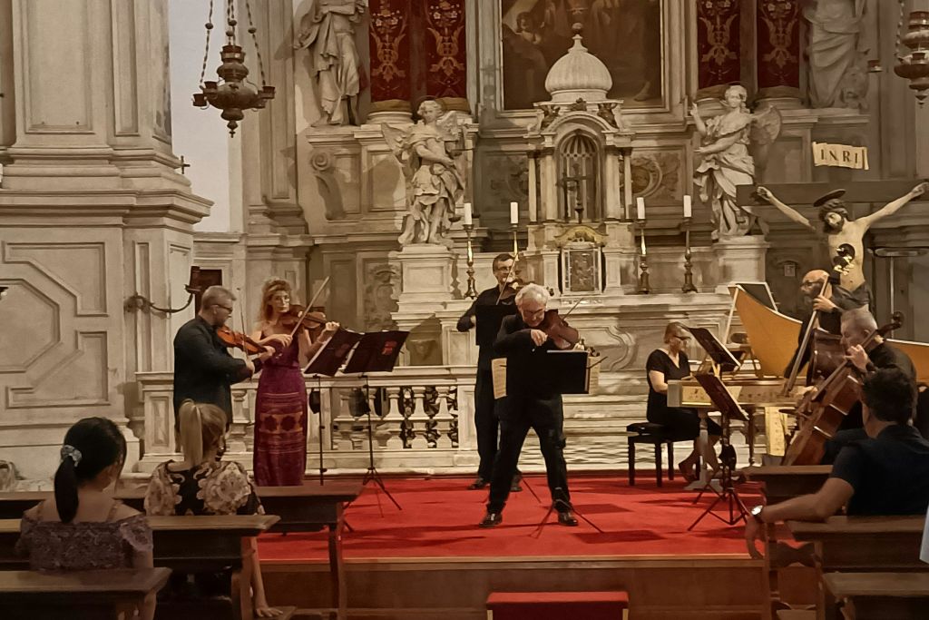 Il solista Alberto Martini con l 'orchestra I Virtuosi Italiani