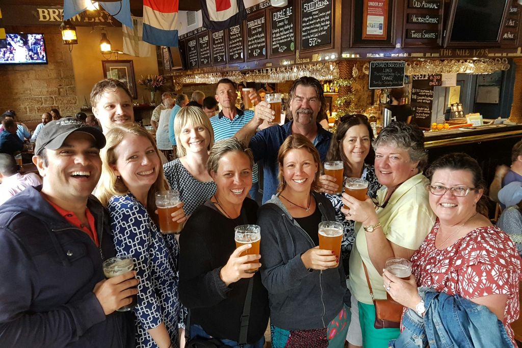 로드 넬슨 브루어리 호텔 (The Lord Nelson Brewery Hotel) 에서 한 잔의 술을 즐기고 있는 게스트 일행