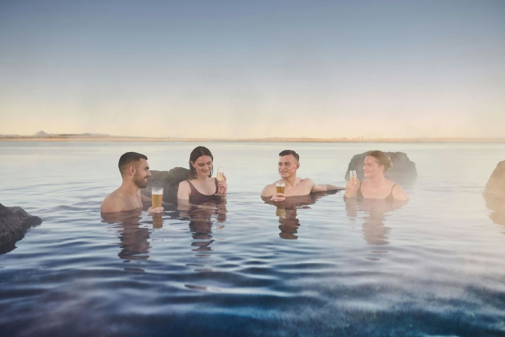 물속에서 음료를 마시는 사람들