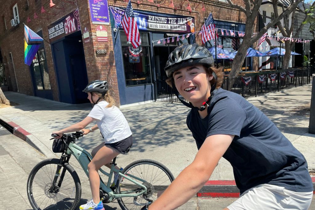 웨스트 할리우드에서 큰 미소 짓기