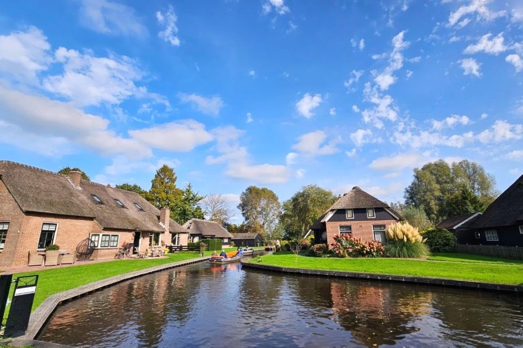 화창한 날의 가을날, 운하를 따라 크루즈를 타는 것은 정말 멋진 일입니다!