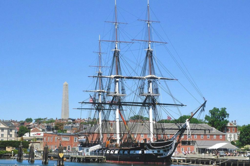 USS 컨스티튜션과 벙커힐 기념비