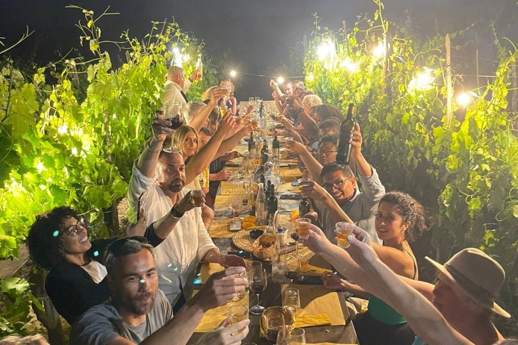 포도원에서 즐기는 저녁 식사