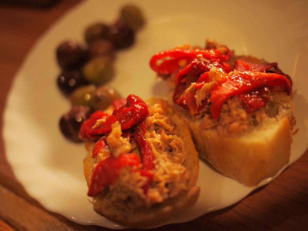 타파스는 한입에 먹기 좋게 작은 접시에 나온다.