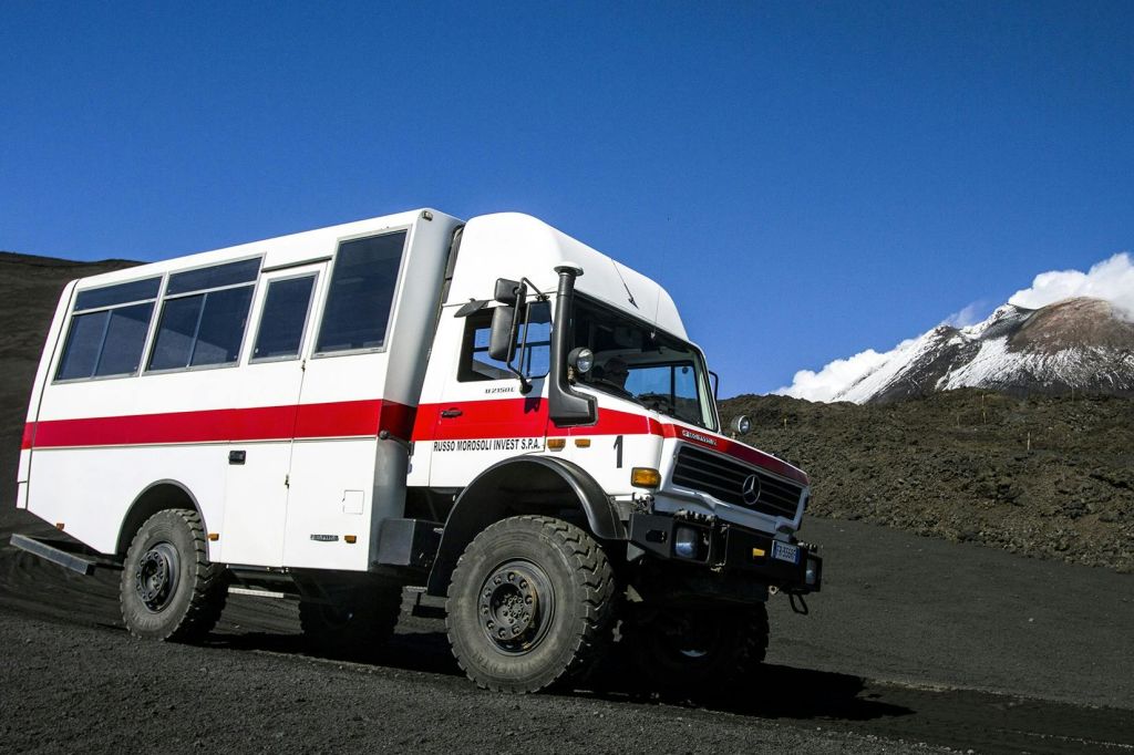 4x4 bus ad Summit craters behind