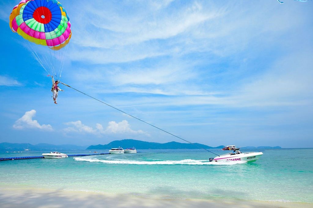 스릴을 즐기는 사람들은 패러세일링, 바나나 보트 타기 등 흥미진진한 수상 스포츠를 즐길 수 있습니다.