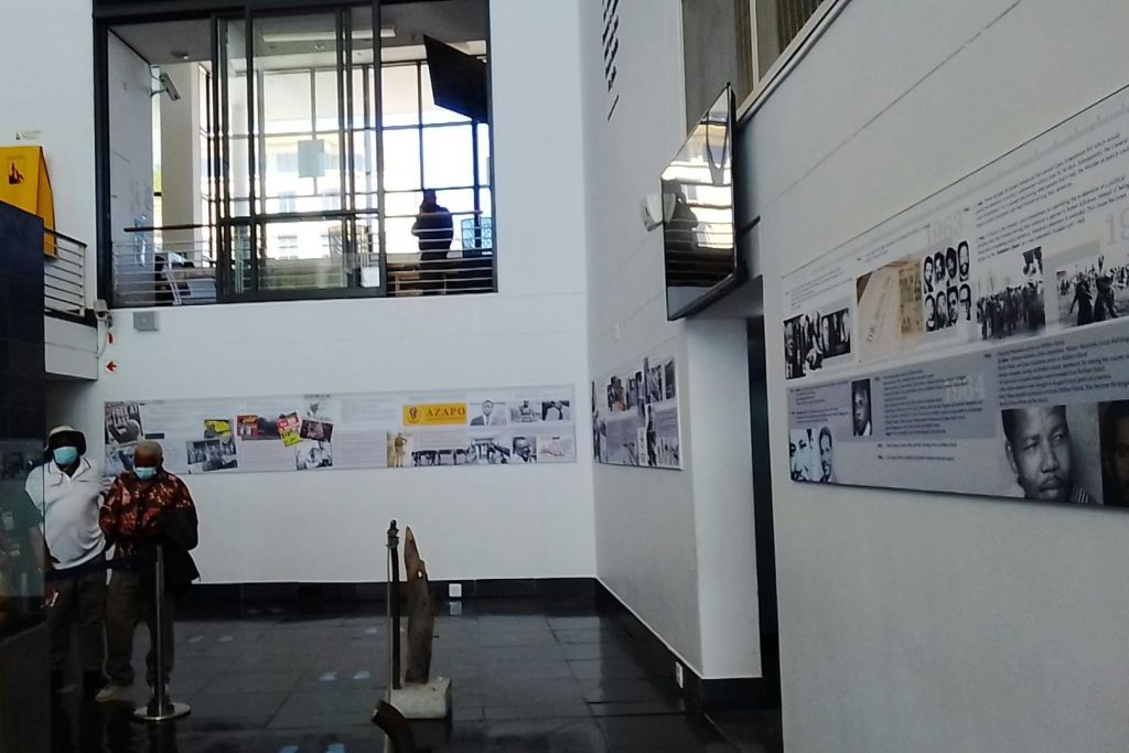 로벤 섬으로 가는 넬슨 만델라 게이트웨이 미니 아트 갤러리.