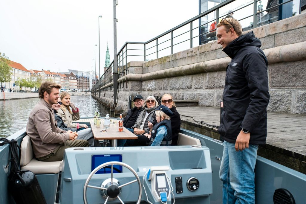 선장이 게스트와 대화를 나누고 있습니다.