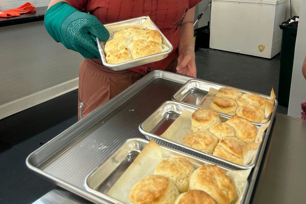 유서 깊은 시장 푸드 투어와 비스킷 만들기 클래스