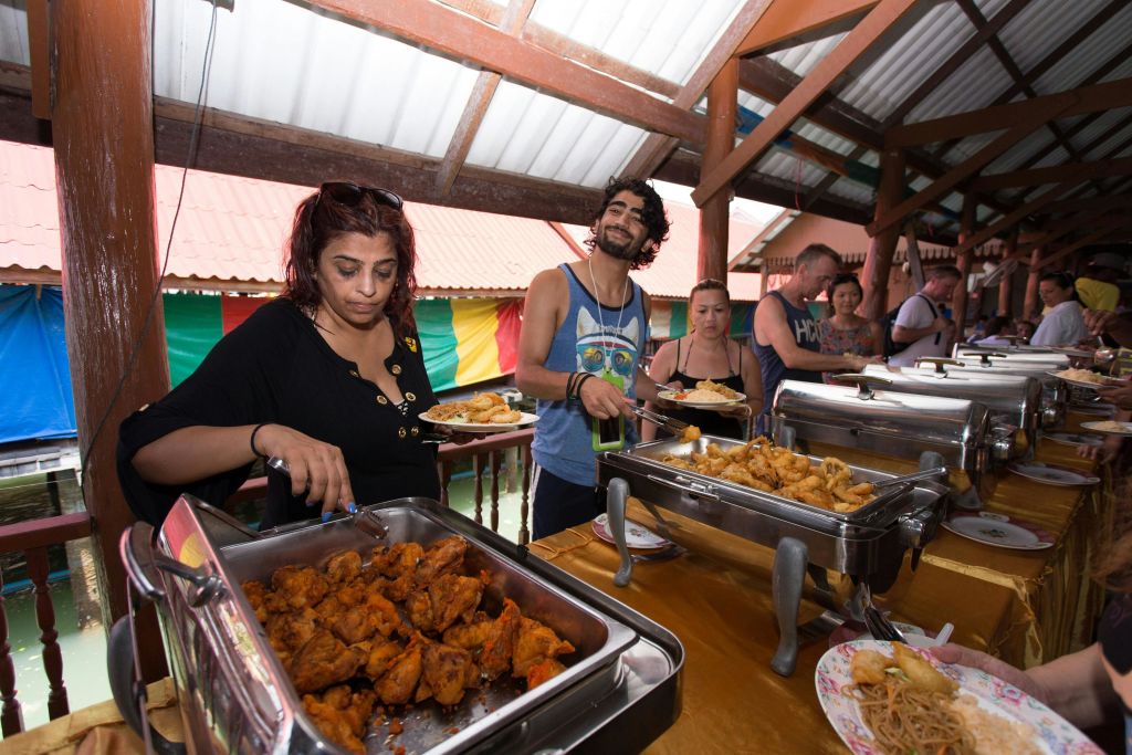 Panyi Island에서 뷔페 점심 식사.