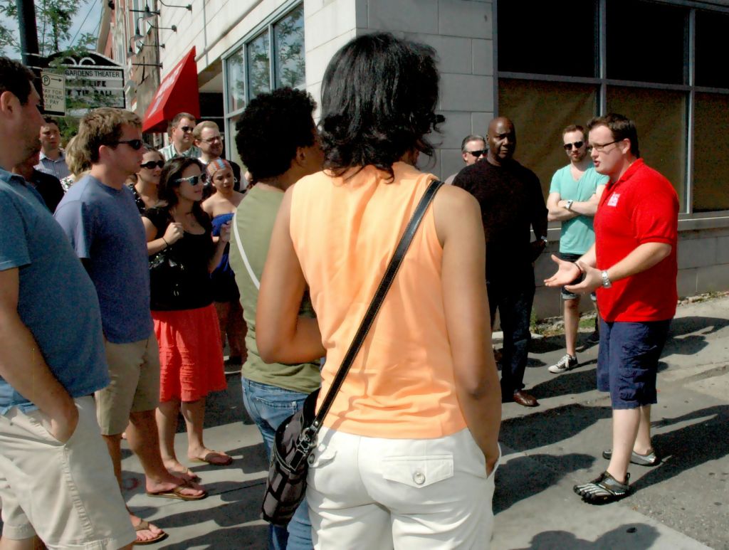 존 딜린저의 마지막 단계를 상세히 설명하는 시카고 범죄 투어 가이드