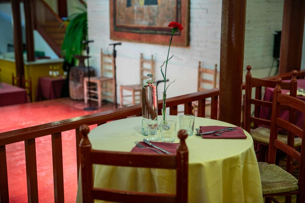 플라멩코 쇼를 즐기는 Tablao de Carmen에서의 저녁 식사.