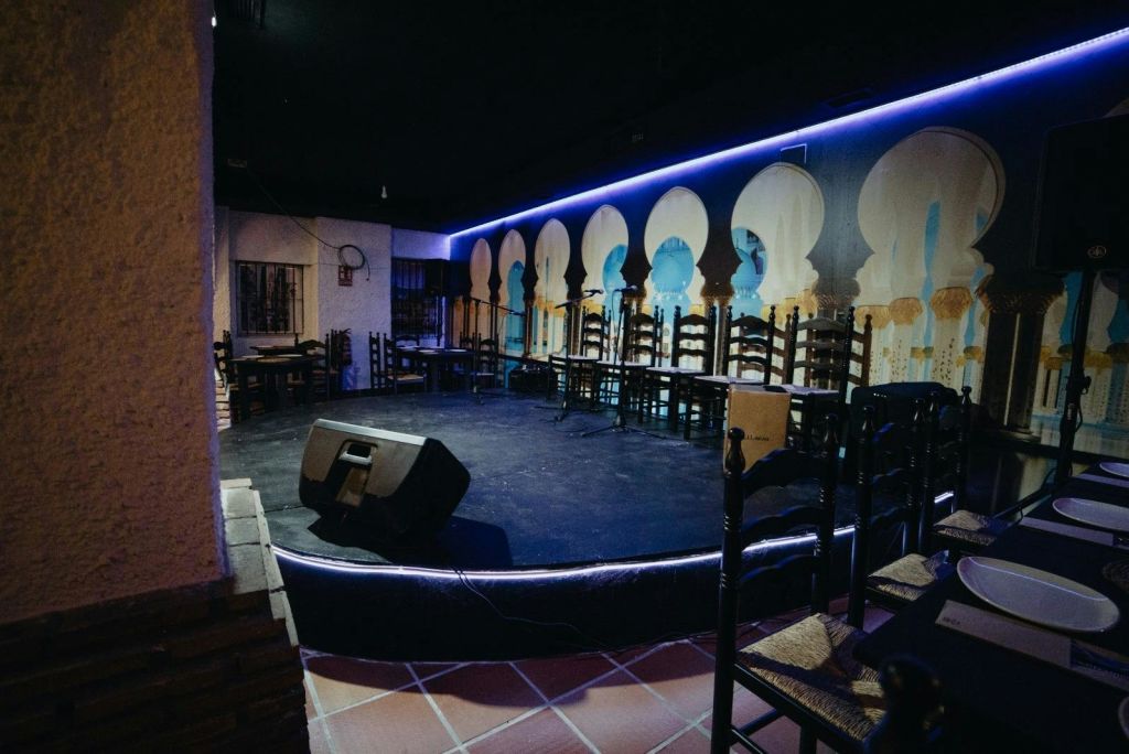 역사적인 외관, 예술가, 음식, 정문, 장식.