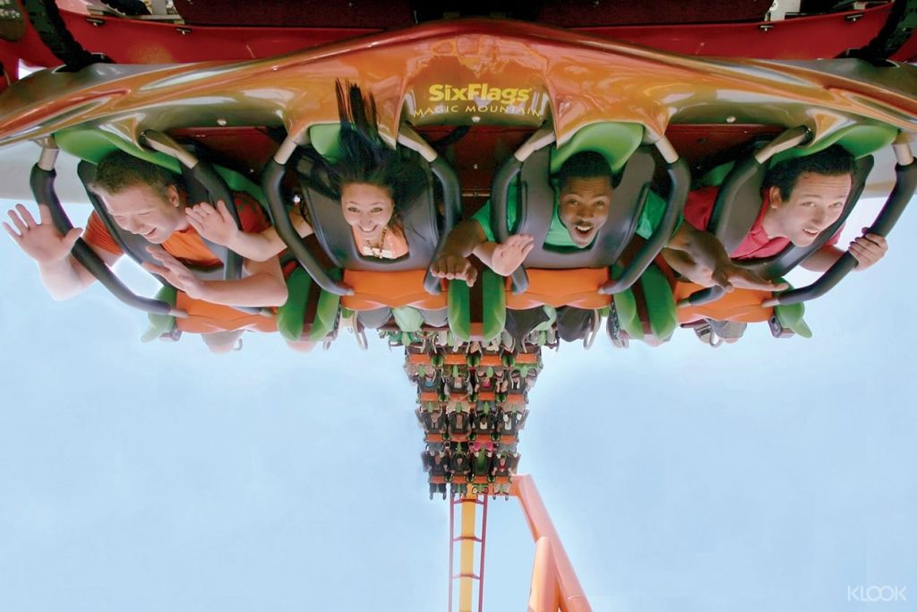 19개 이상의 롤러코스터가 있는 Six Flags Magic Mountain은 세계에서 가장 많은 롤러코스터가 있는 놀이공원 기록을 보유하고 있습니다.
