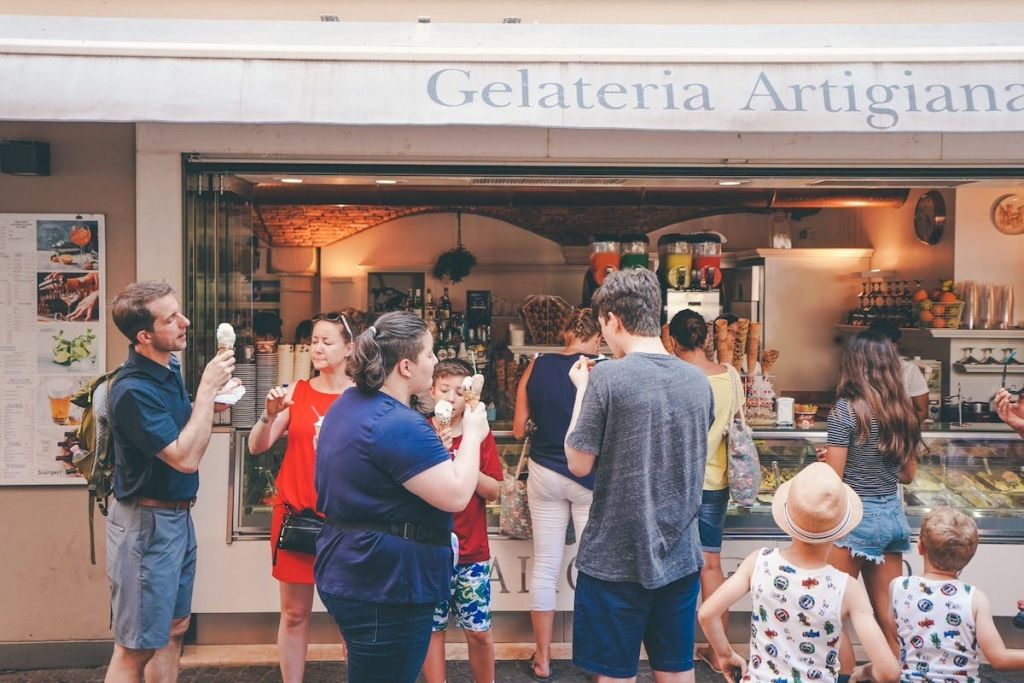 시르미오네 투어 중 자유 시간 및 아이스크림 가게 방문