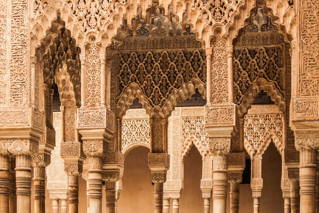 사자의 안뜰 아치에 있는 모카라베스