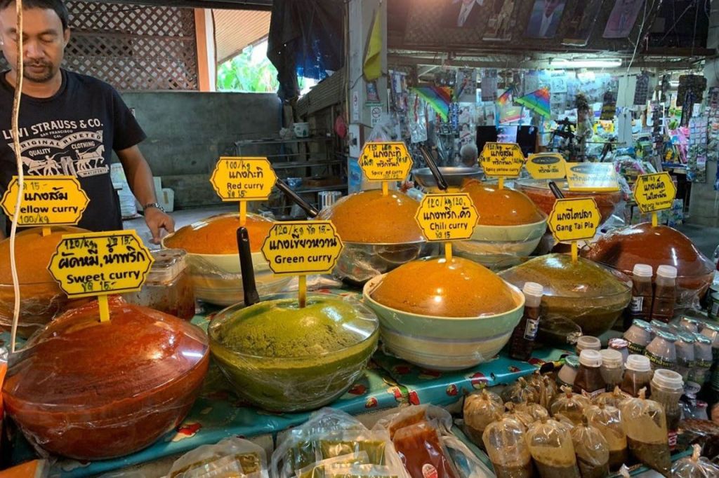 그린, 마사만, 파낭 카레 등 다양한 카레 메뉴를 살펴보세요.