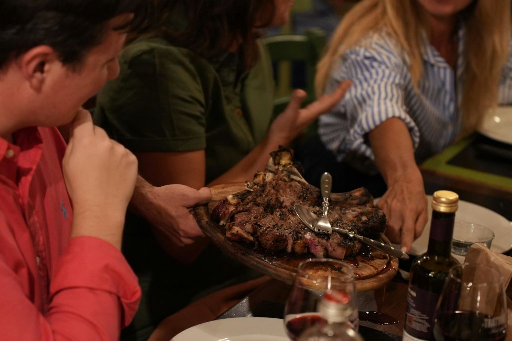 군침 도는 피오렌타인 스테이크를 마음껏 즐겨보세요! 부드럽고 육즙이 풍부하며 풍미가 넘칩니다.