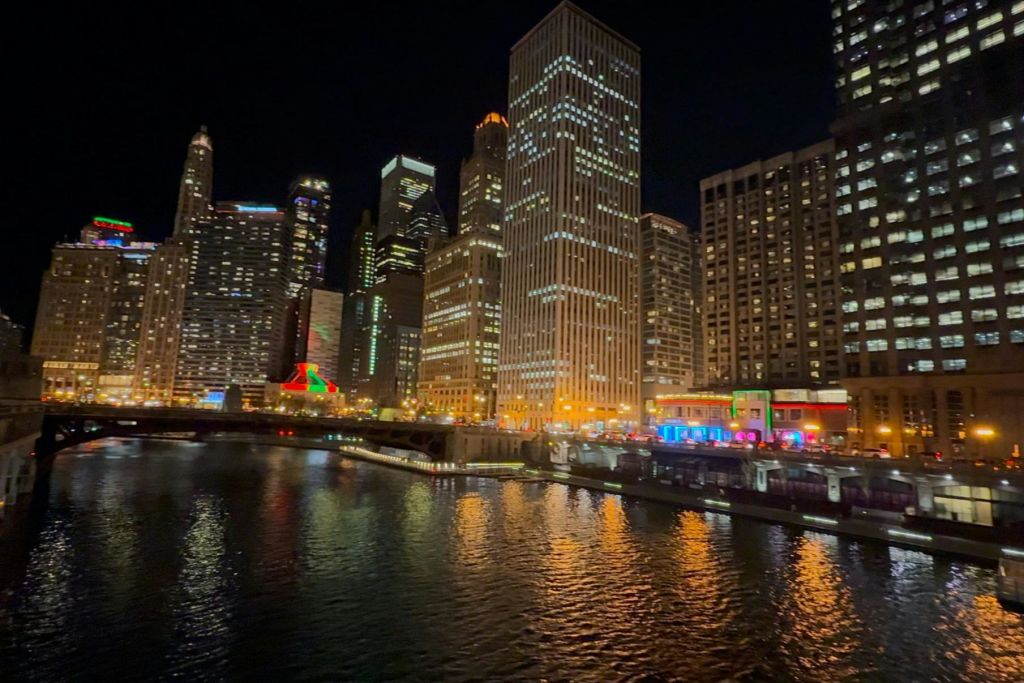 야간 범죄 투어를 통해 시카고의 아름다운 전경을 감상하는 야간 조명