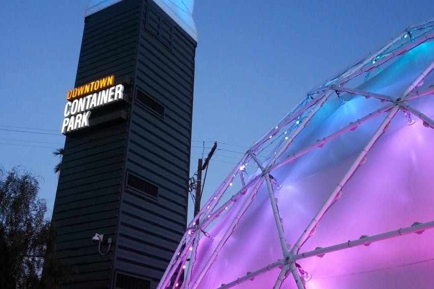 프리몬트 스트리트 애프터 다크 - 글리터 걸치