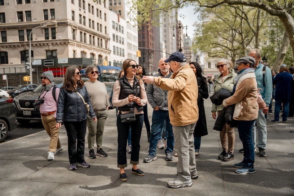 픽업 위치에서 게스트를 만나 인사를 나누세요.