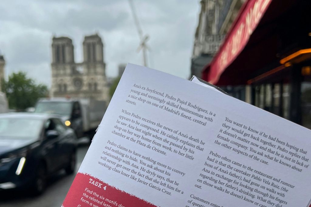 카페에서 노트르담 톱질하기