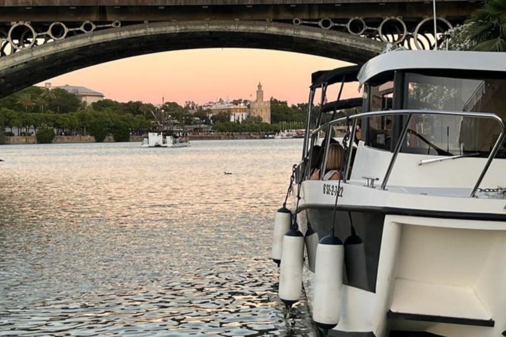 토레 델 오로 (Torre del Oro) 와 이사벨 2세 (Isabel II) 다리를 배경으로 한 보트