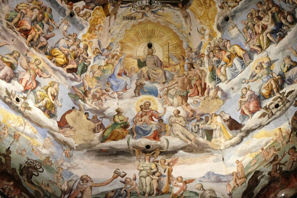 수많은 인물, 빛나는 중심 인물, 주변의 구름과 상징이 있는 신성한 장면을 묘사한 세부 프레스코화.