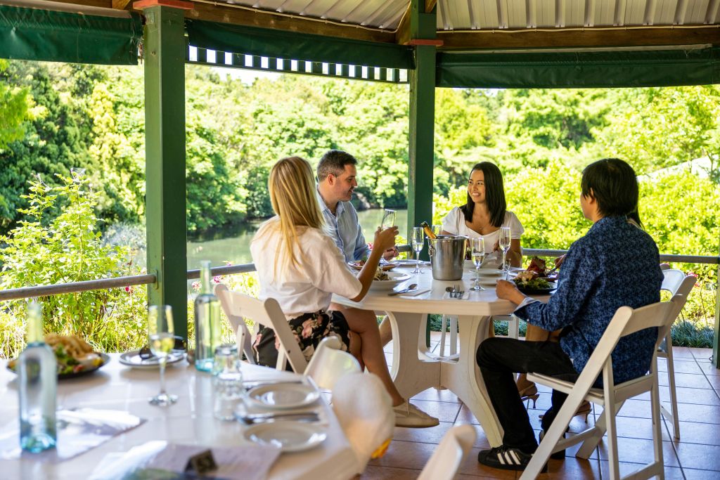 탬버린 마운틴의 와이너리에서 점심 식사 즐기기