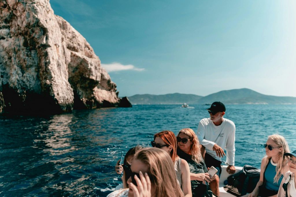 가이드와 함께 푸른 동굴로 떠나는 아름다운 보트 투어