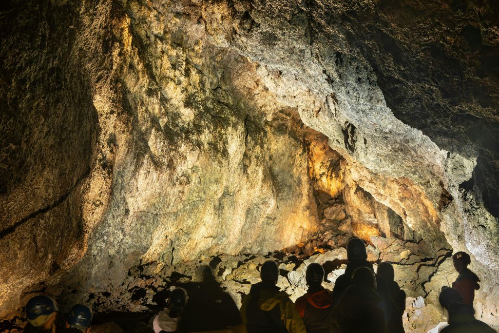 이곳에서는 동굴의 아름다운 자연색을 볼 수 있습니다.