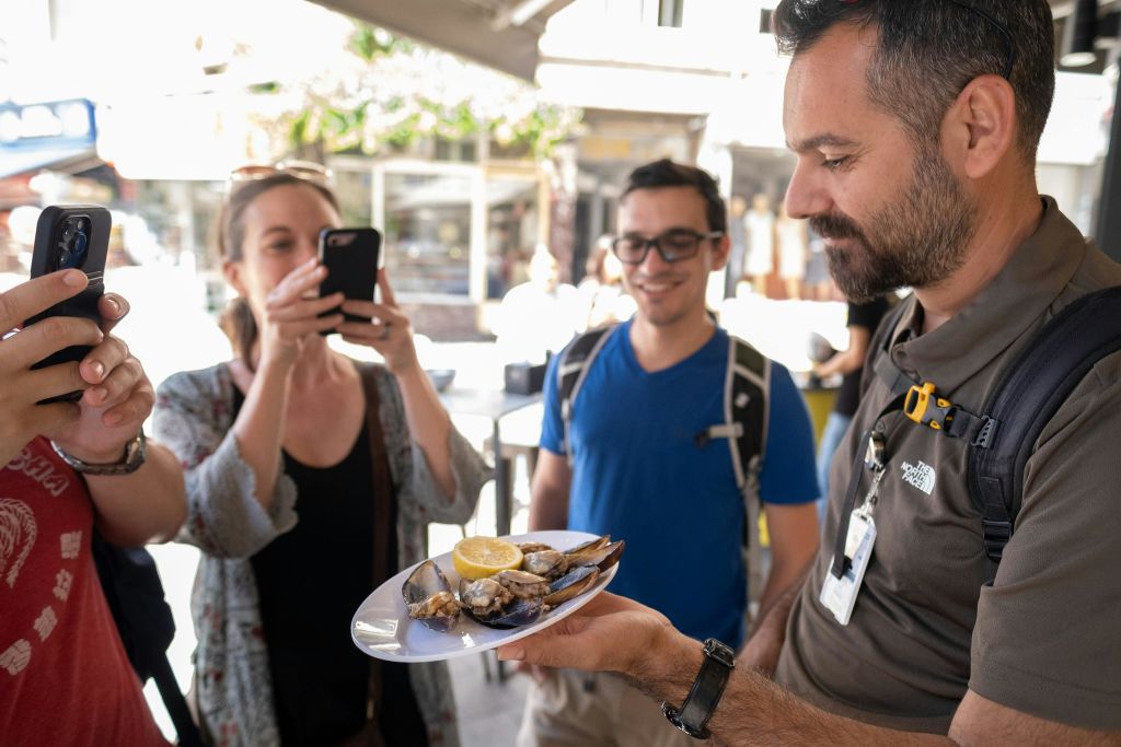 박제 홍합을 제공하는 투어 가이드
