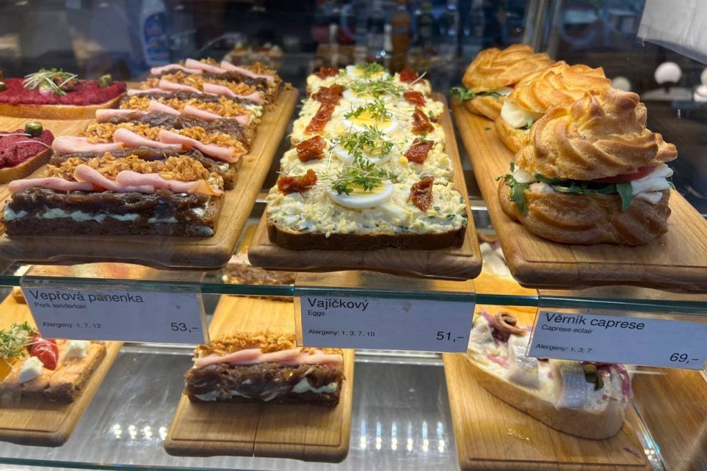 Chlebycky라고 불리는 체코 전통 빵 기반 샌드위치