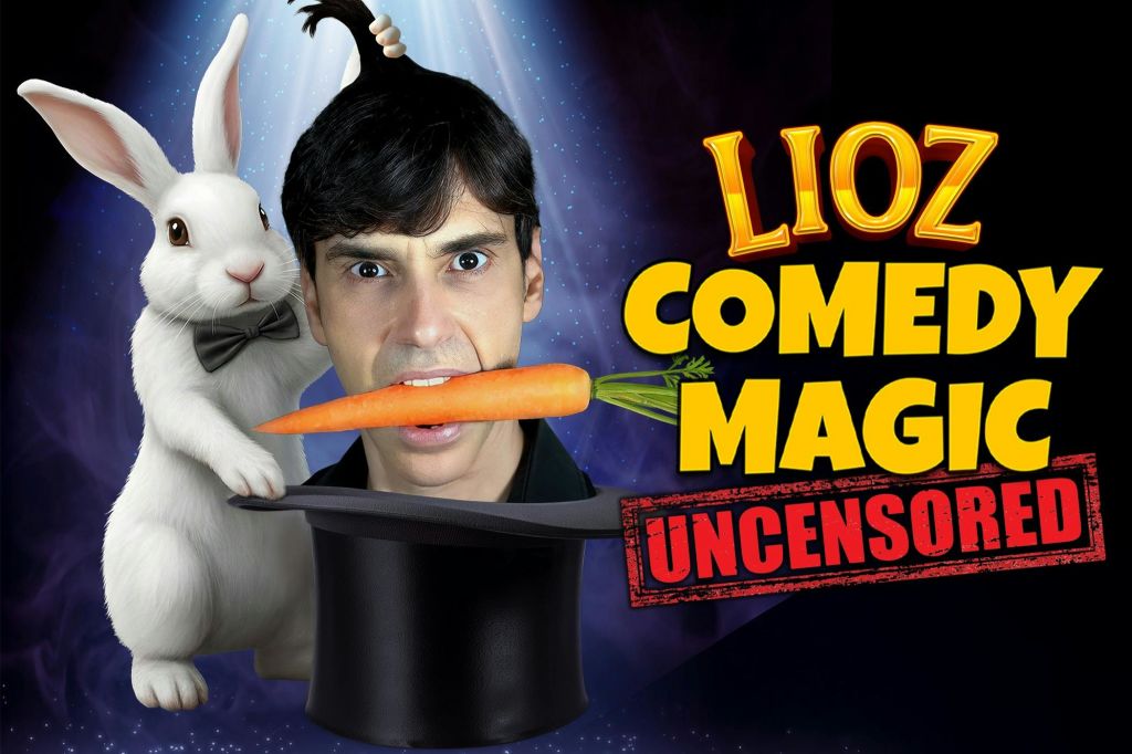 입에 당근을 물고, 토끼가 머리카락을 당기고, 마술사의 모자를 쓴 남자. "Live Comedy Magic Uncensored" 라는 문구가 적혀 있다.