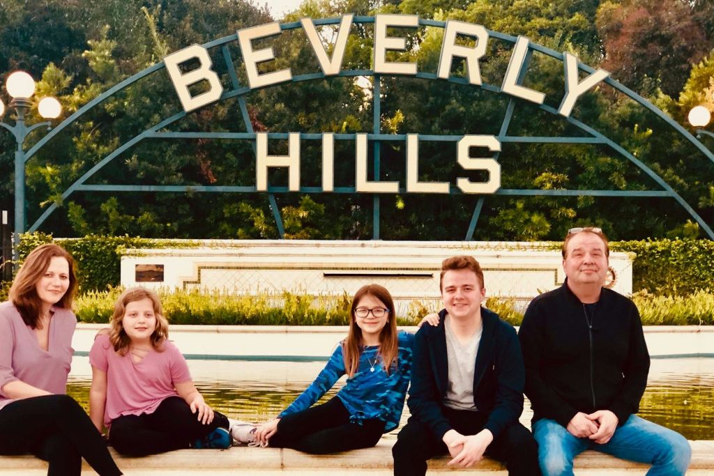 가이드와 함께하는 로스앤젤레스 가이드 투어를 통해 베벌리힐스 표지판에서 사진 촬영하기